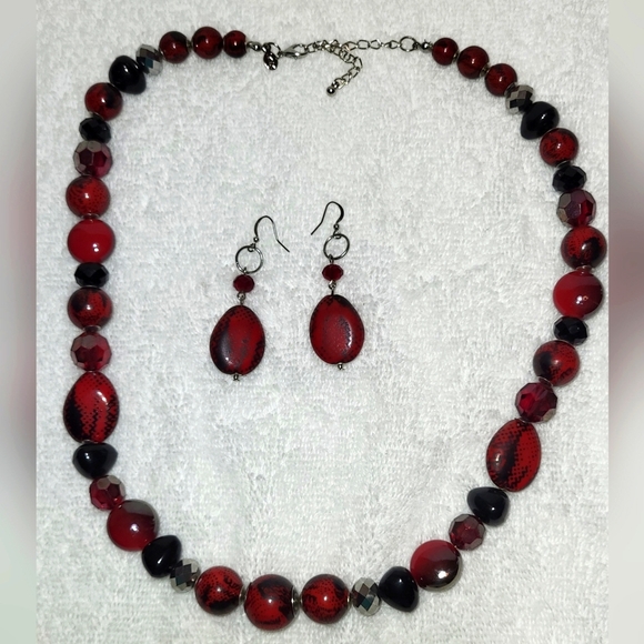 KIM ROGERS Deep Red and Black Necklace and Dangle Earrings Set / Pierced - Picture 2 of 5
